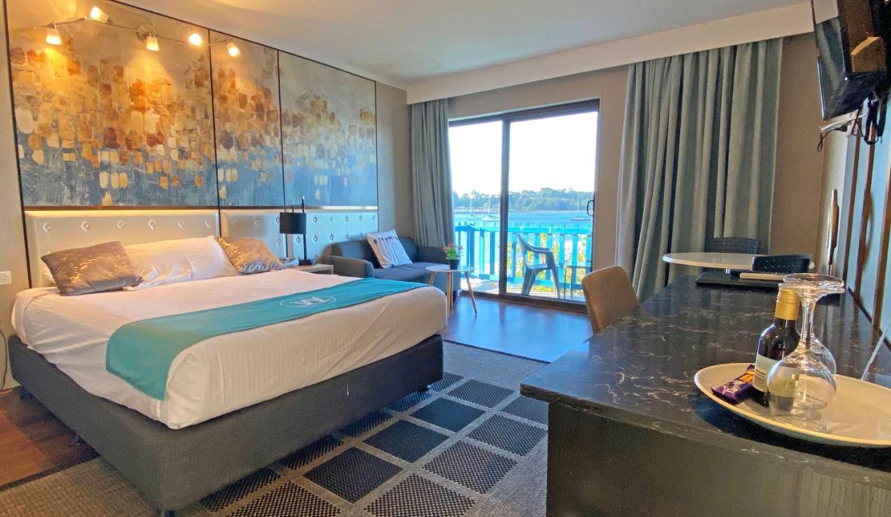 Mariners On The Waterfront Motel Бейтманс Бей Екстериор снимка