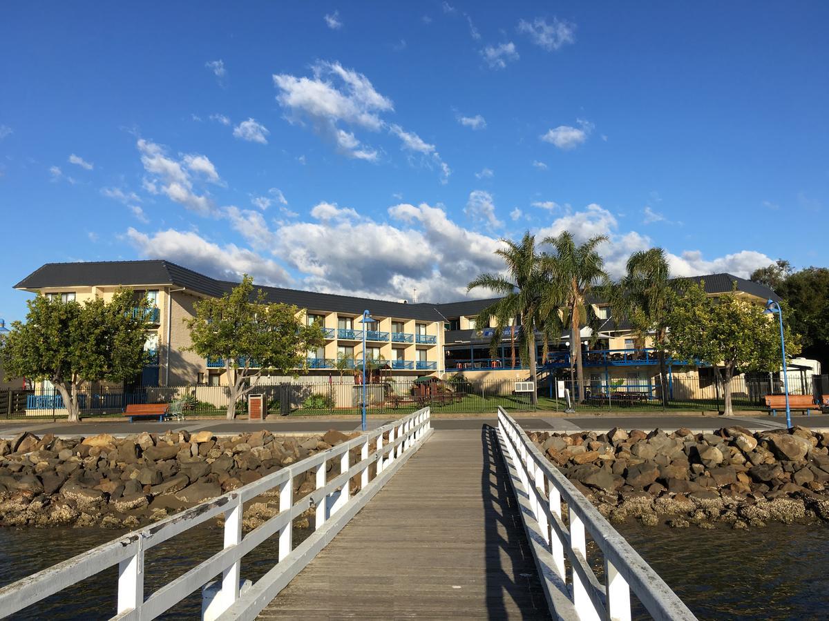 Mariners On The Waterfront Motel Бейтманс Бей Екстериор снимка