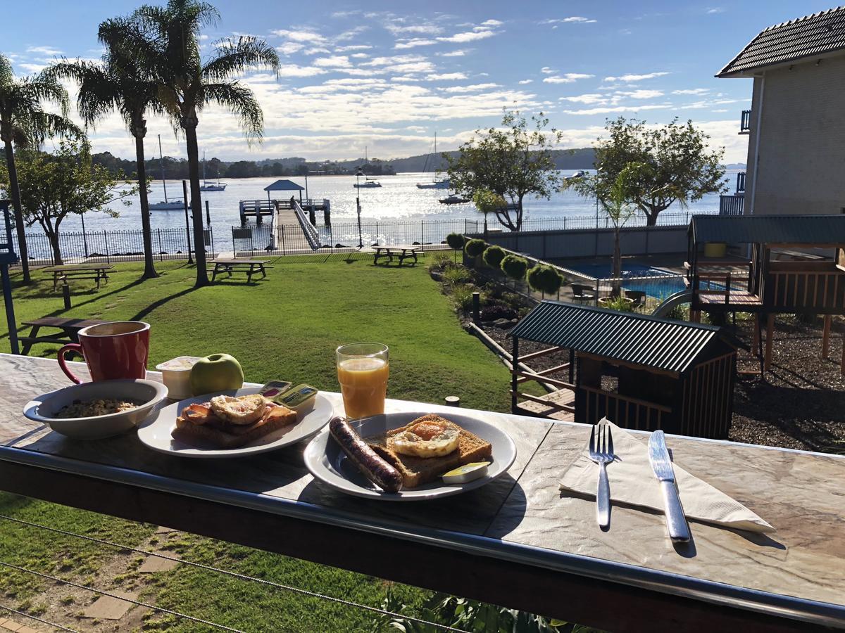 Mariners On The Waterfront Motel Бейтманс Бей Екстериор снимка