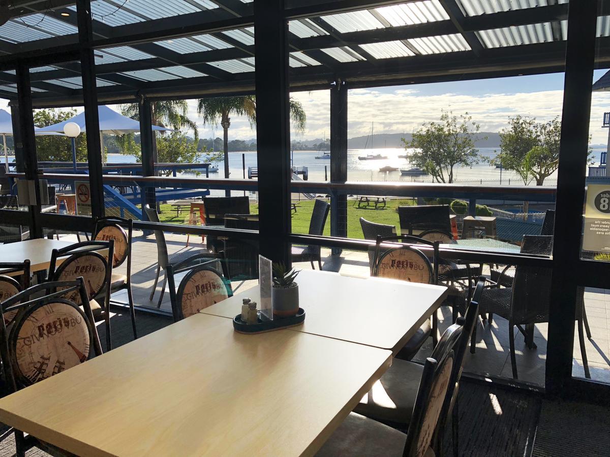 Mariners On The Waterfront Motel Бейтманс Бей Екстериор снимка