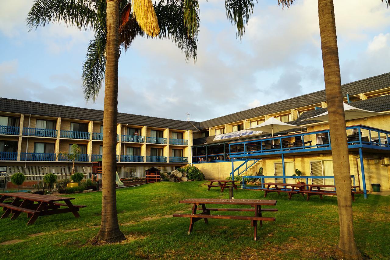 Mariners On The Waterfront Motel Бейтманс Бей Екстериор снимка