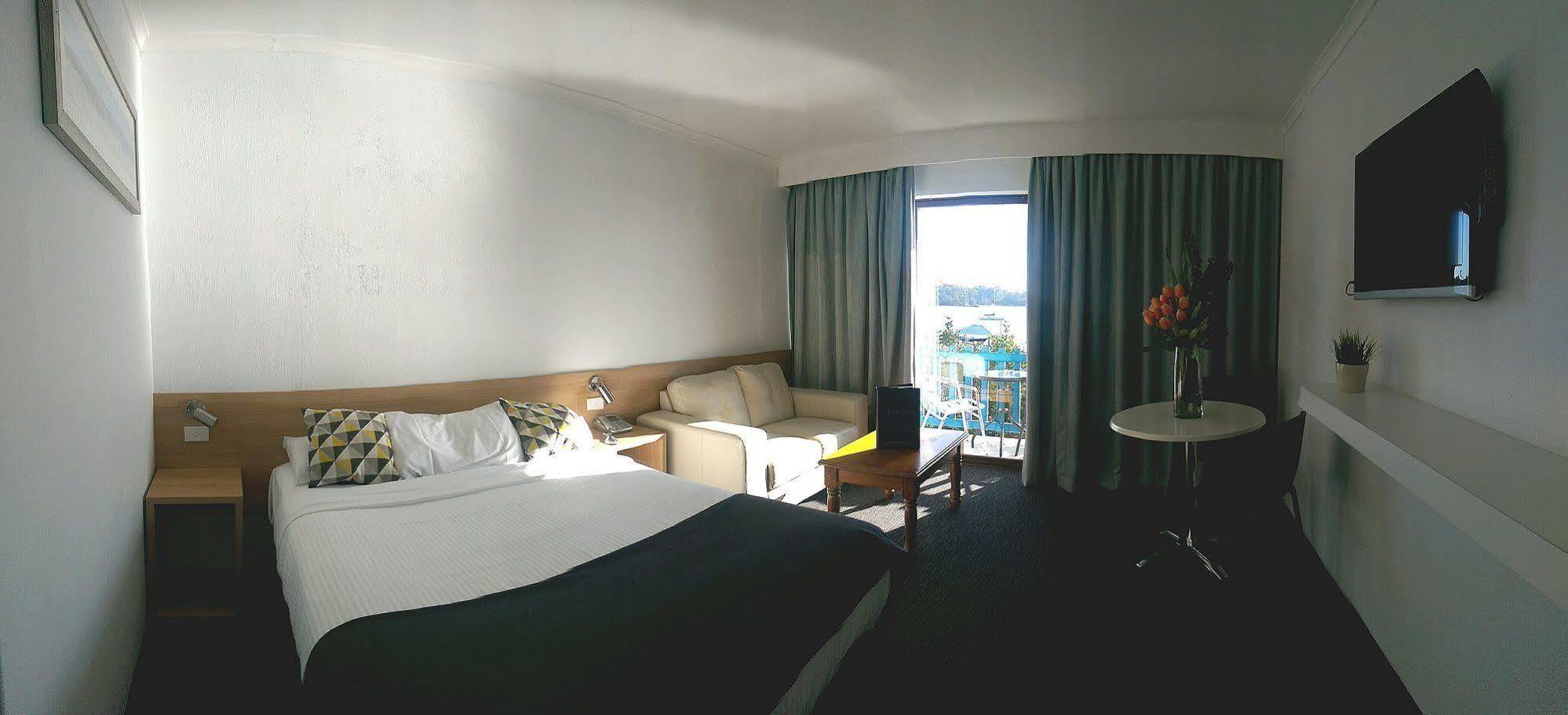 Mariners On The Waterfront Motel Бейтманс Бей Екстериор снимка