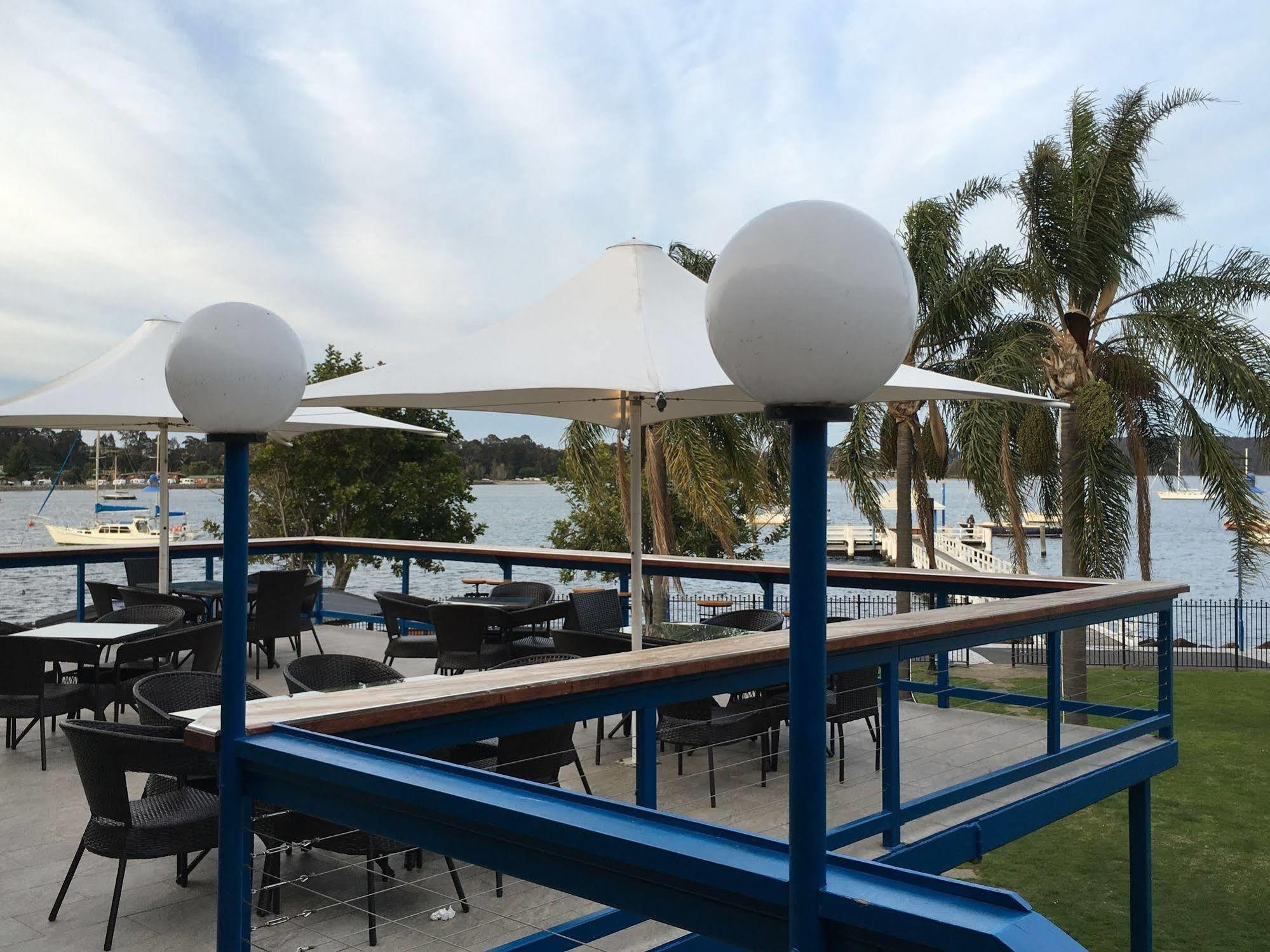 Mariners On The Waterfront Motel Бейтманс Бей Екстериор снимка