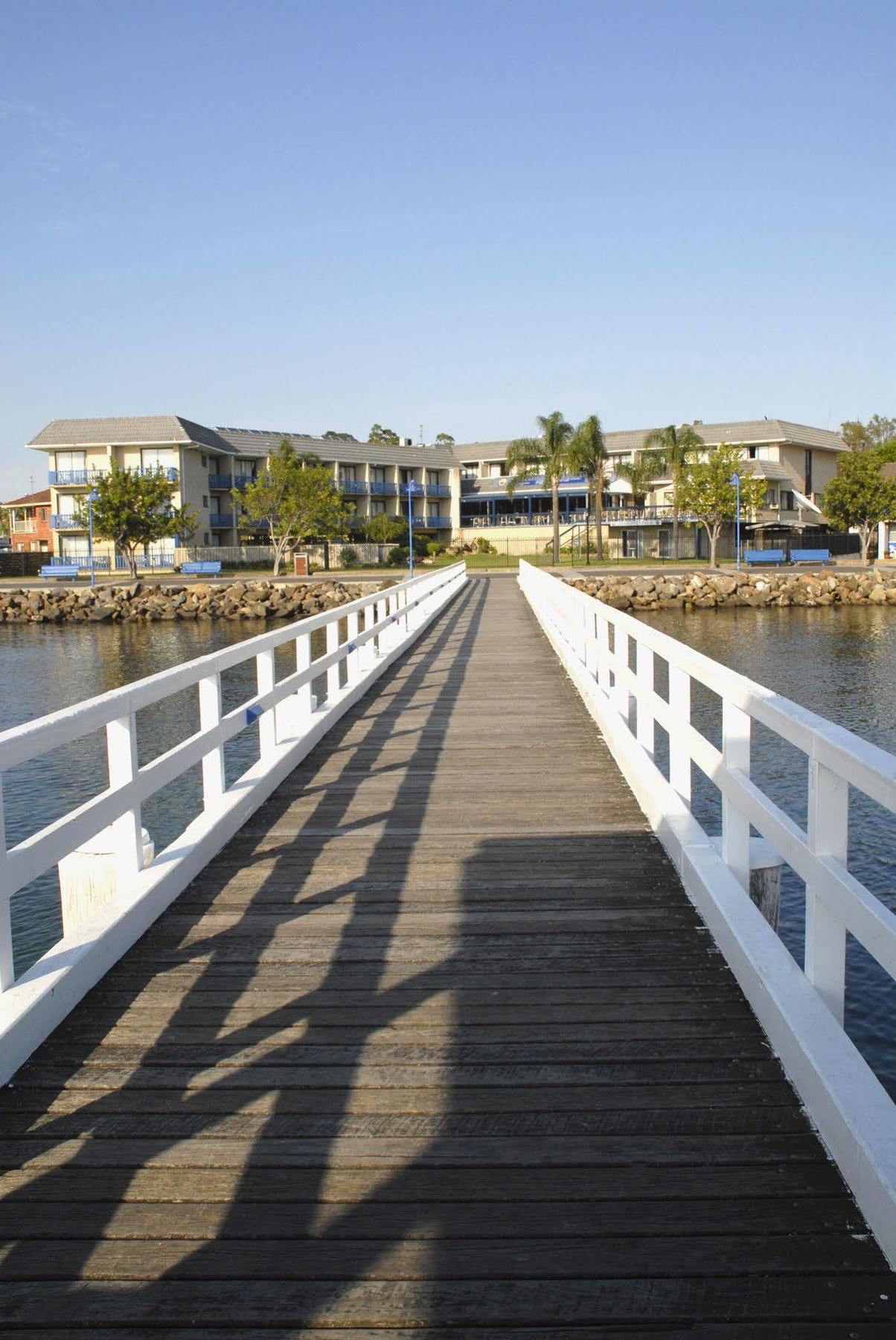Mariners On The Waterfront Motel Бейтманс Бей Екстериор снимка